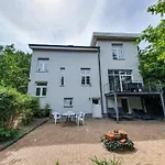 DEUTSCHE OSTSEEVILLA - große Villa mit Sauna, Spielplatz, PKW-Stellplätze, großer Garten
